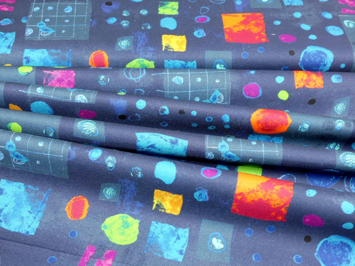 Patchworkstoff Windham Fabrics Presents dunkelblau mit bunten Formen Faltenwurf